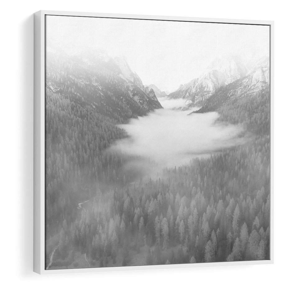 Obraz w ramie 80x80 - Szare Góry - zamglony krajobraz, las - rama biała