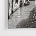 Obraz w ramie 80x120 - Weneckie Kanały - czarno białe zdjęcie, wenecja - rama biała