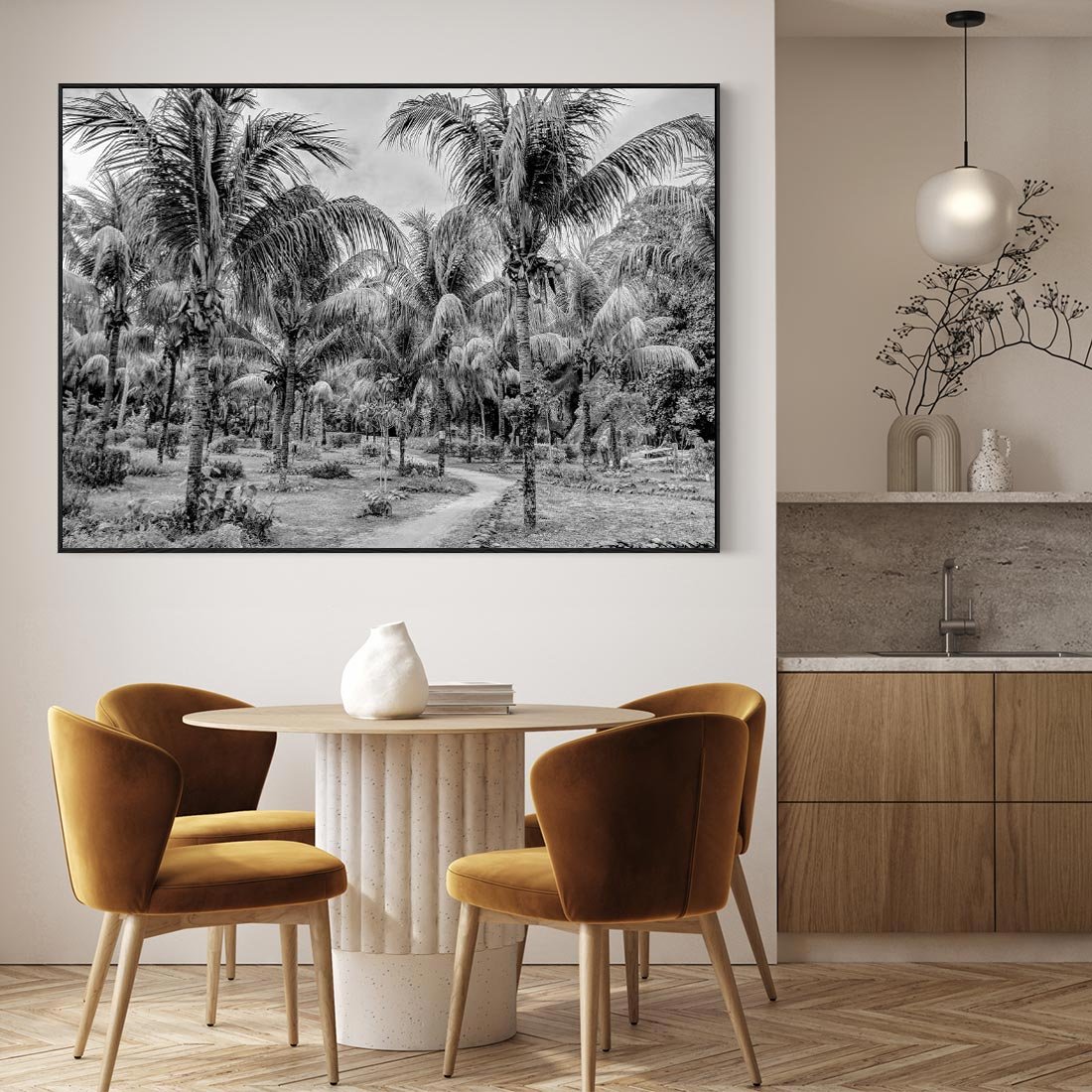 Obraz w ramie 100x70 - Mroczna Ścieżka Tropików - czarno biała fotografia, ścieżka pośród palm - rama czarna
