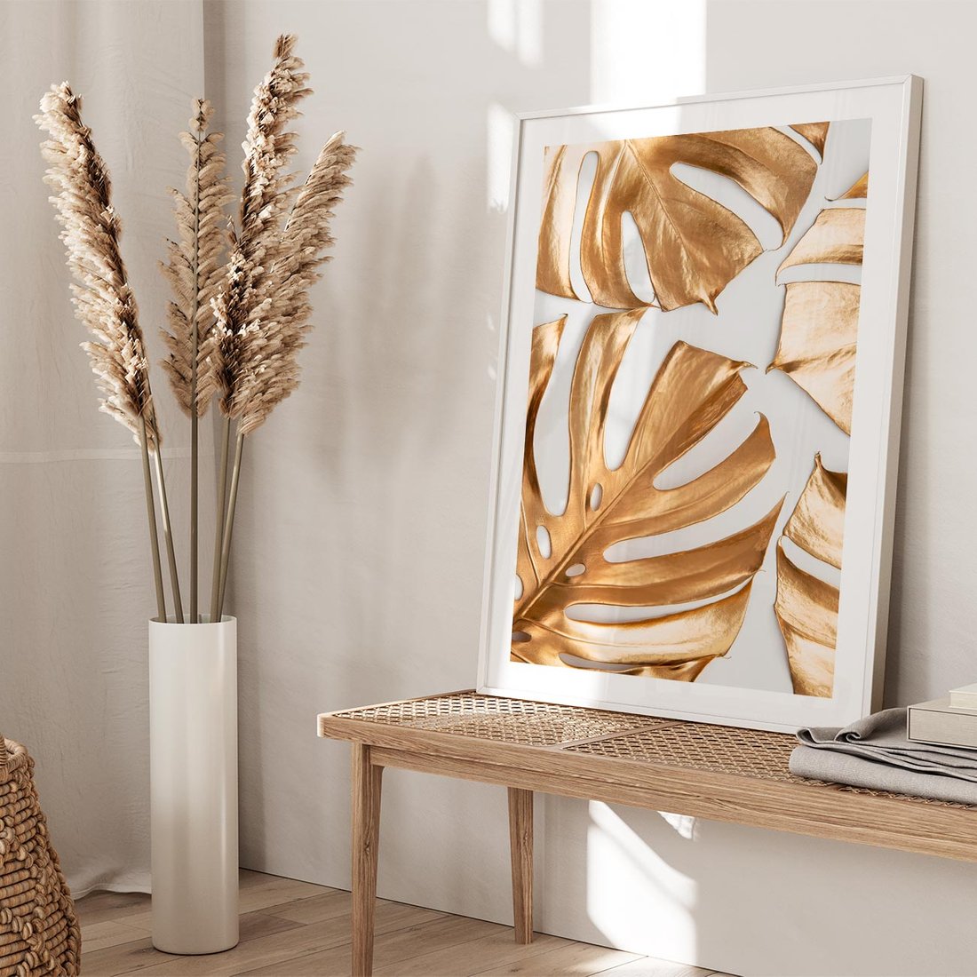 Plakat w ramie 50x70 - Złote Akcenty w Fotografii - złotel liście monstery, na białym tle - rama biała