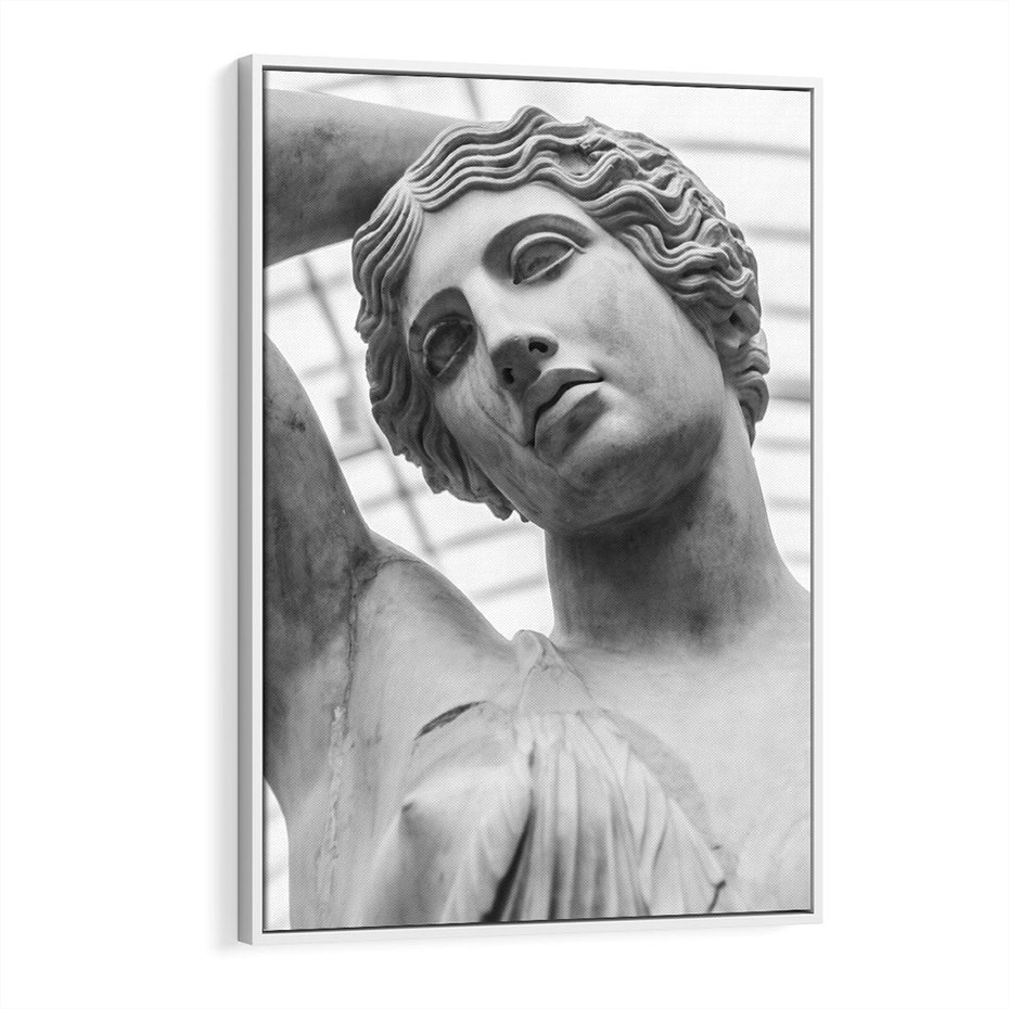 Obraz w ramie 80x120 - Zaklęta w Kamieniu - antyczna rzeźba kobiety na fotografii, czarno biała - rama biała