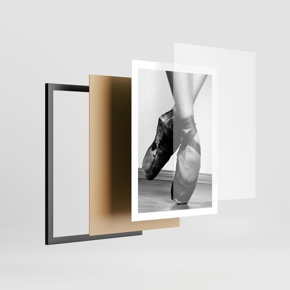 Plakat w ramie 50x70 - Taniec Zmysłów - artystyczne zdjęcie, odcienie szarości - rama czarna