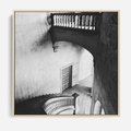 Obraz w ramie 50x50 - Po Schodach w Dół - czarno białą fotgrafia, zakręcone schody w starek kamienicy - rama drewno