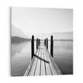 Obraz na płótnie 40x40 - Spokojna Przystań - czarno biała fotografia, drewniany pomost na jeziorze