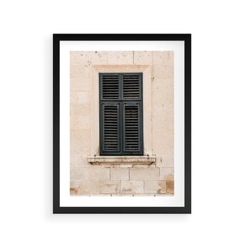 Plakat w ramie 40x50 - Urok Starego Okna z Zielonymi Okiennicami - stare okno, kamienica - rama czarna