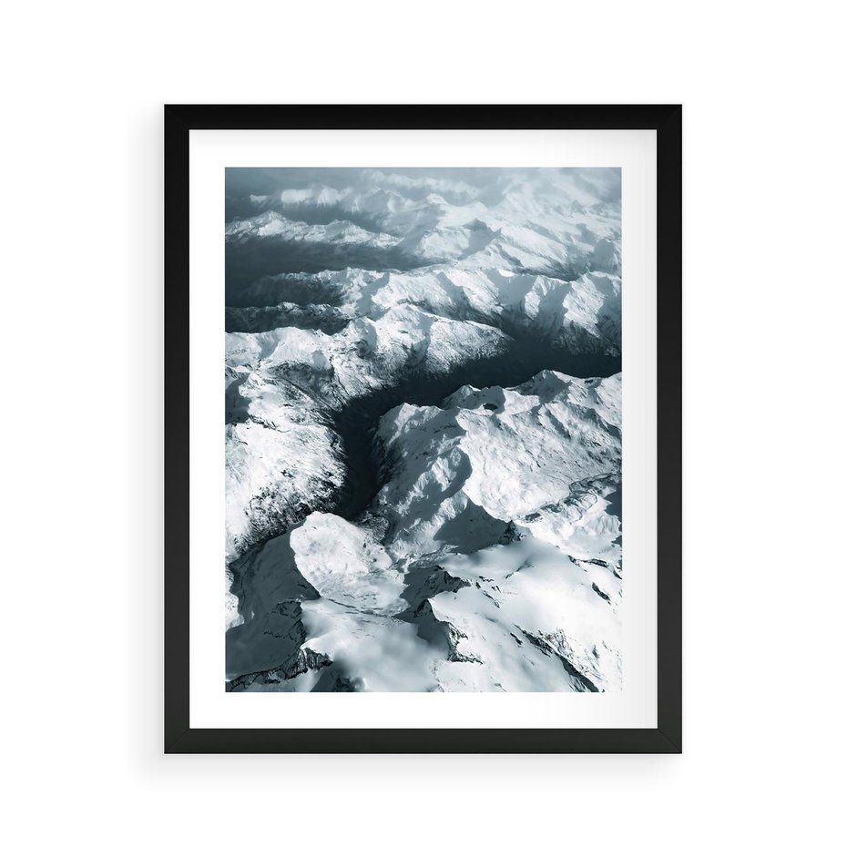 Plakat w ramie 40x50 - Ośnieżone Szczyty z Wysoka - ośnieżone szczyt górskie, zdjęcie z lotu ptaka - rama czarna