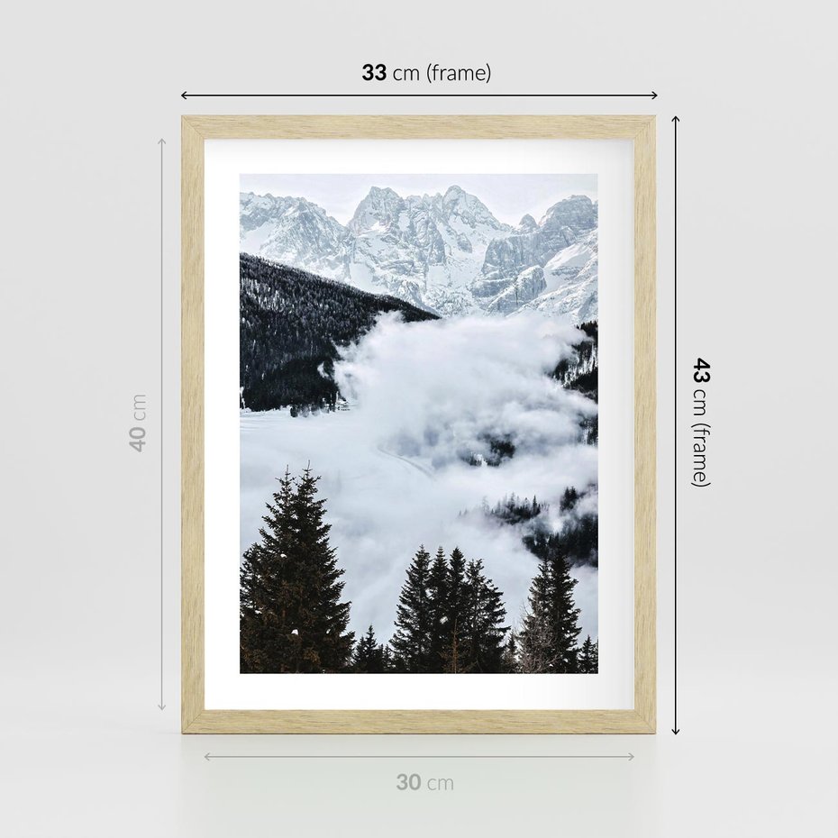 Plakat w ramie 30x40 - Zimowa Magia Gór: Śnieżne Szczyty - grajobraz górski, zima - rama drewno