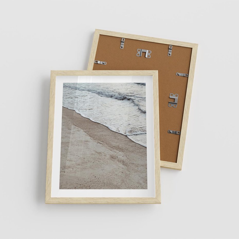 Plakat w ramie 40x50 - Brzeg Morza: Malownicza Plaża i Fale - morze, plaża - rama drewno