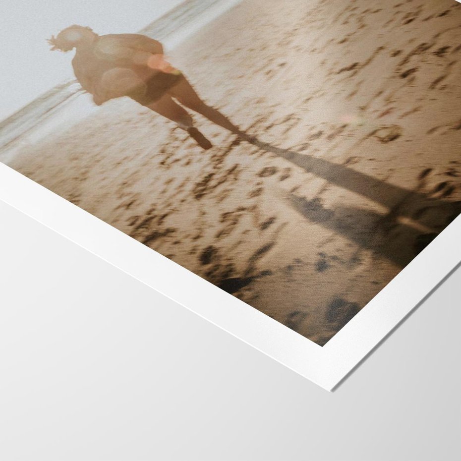 Plakat bez ramy 50x70 - O Zachodzie Słońca - klimatyczna fotografia, postać biegnie po plaży