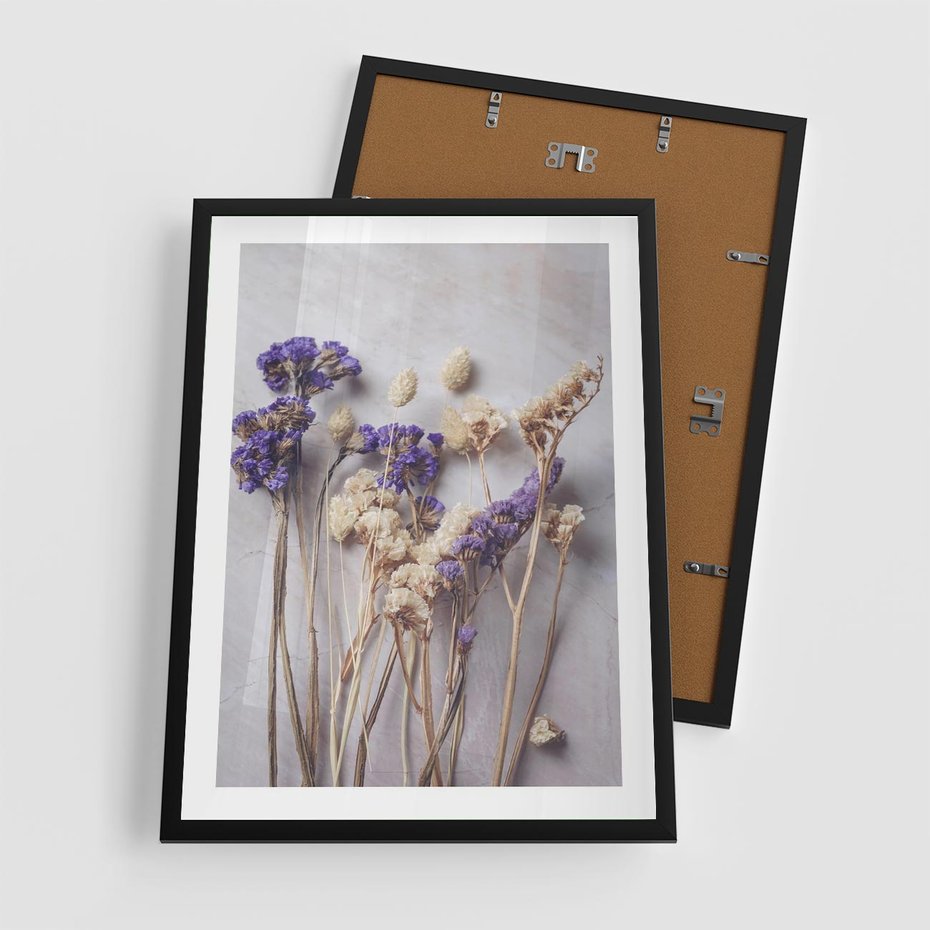 Plakat w ramie 50x70 - Błękitno-Biała Harmonia - suszone kwiaty, błekitne - rama czarna