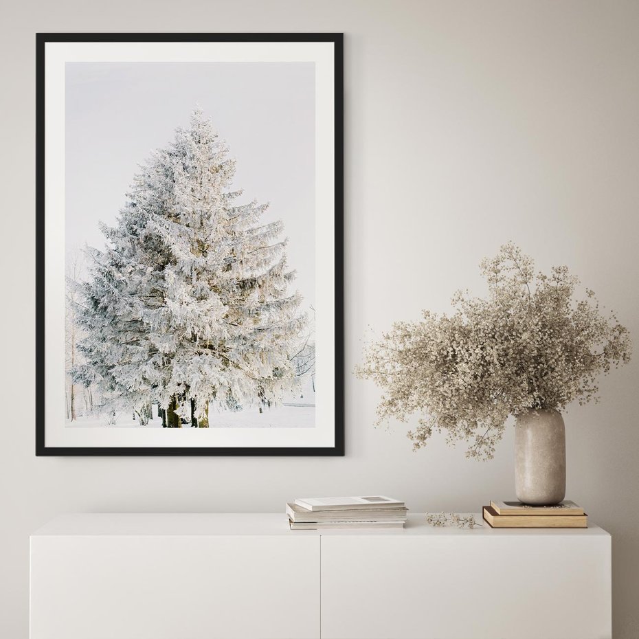 Plakat bez ramy 50x70 - Zimowa Poezja w Ośnieżonym Drzewie - ośnieżone drzewo, zima