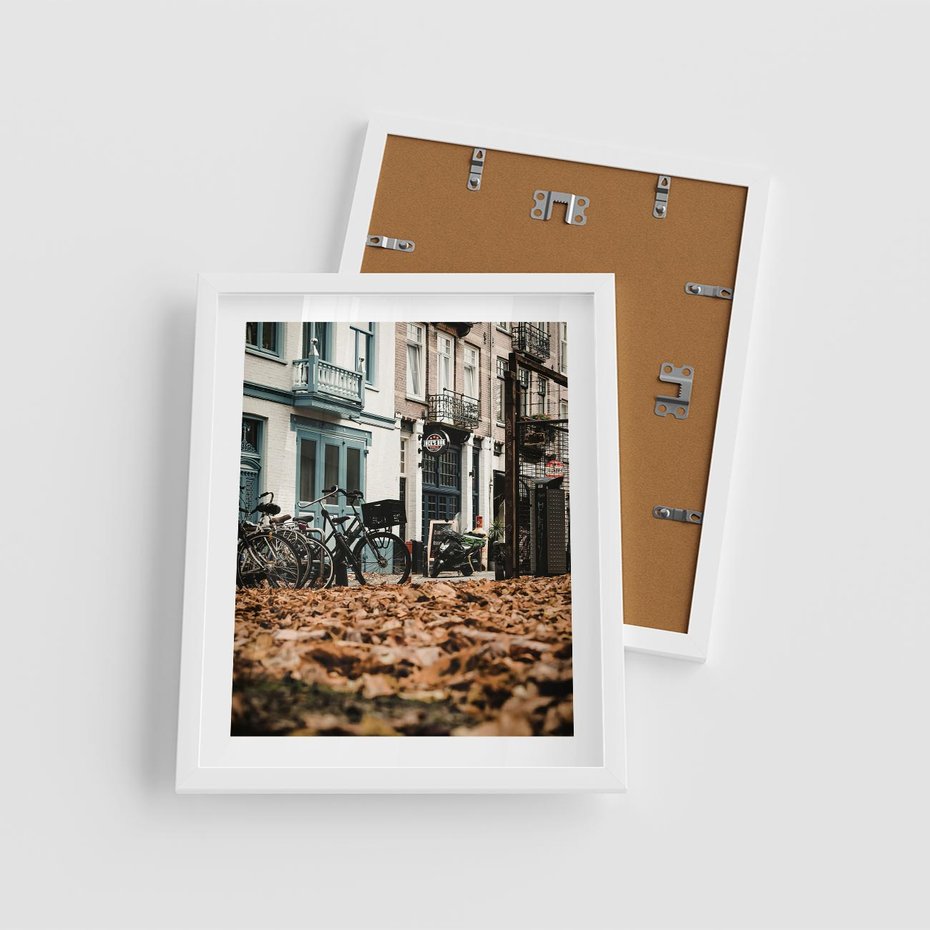 Plakat w ramie 40x50 - Rowery w Mieście pełnym Liści - rower, miasto - rama biała