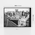 Obraz w ramie 100x70 - Miasto w Retro Odsłonie - fotografia czarno biała, ujęcie na dachy wielkiego miasta - rama czarna
