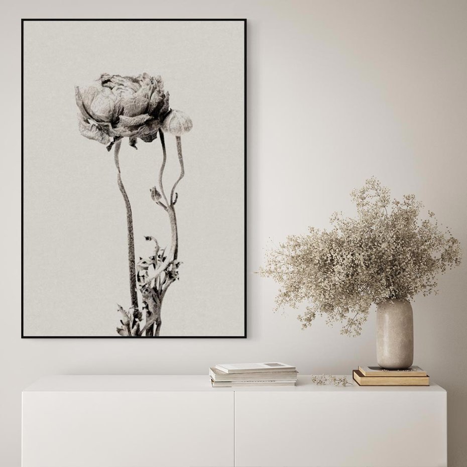 Obraz w ramie 50x70 - Kwiatowa Symfonia w Szarościach - czarno biała odbitka, jak fotografia - rama czarna