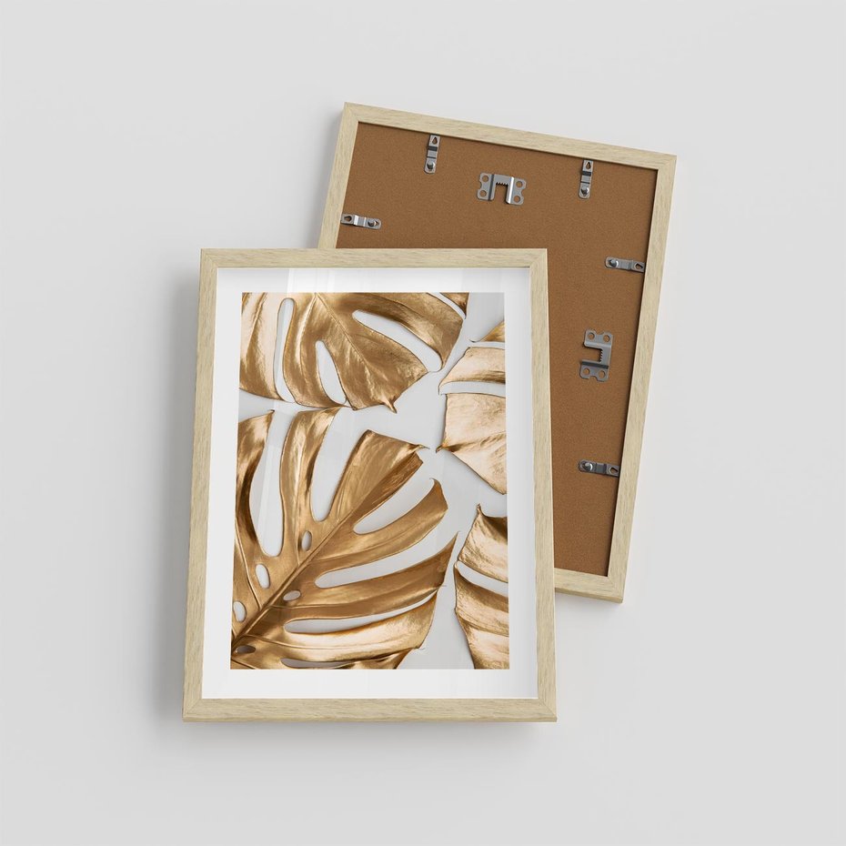 Plakat w ramie 30x40 - Złote Akcenty w Fotografii - złotel liście monstery, na białym tle - rama drewno