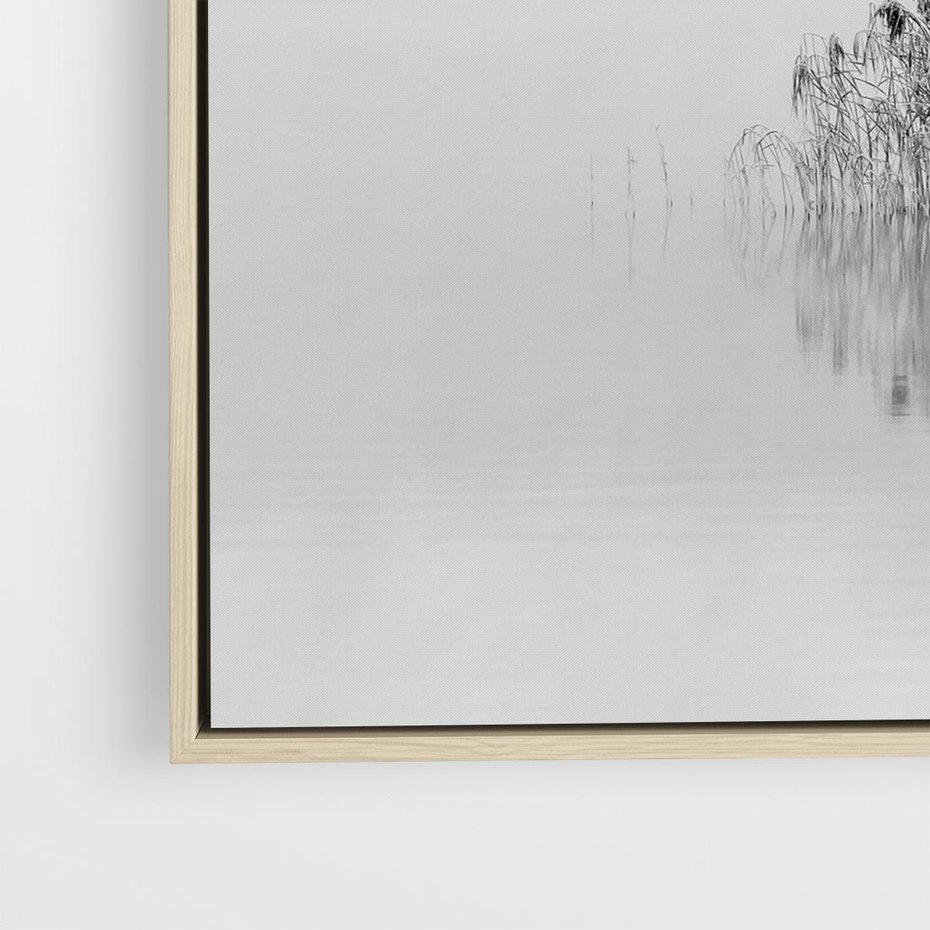 Obraz w ramie 80x80 - Mglisty Brzeg Jeziora - czarno białe zdjęcie, zamglone jezioro - rama drewno