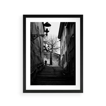Plakat w ramie 50x70 - Ukryta Uliczka - czarno białe zdjęcie, schody - rama czarna