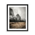 Plakat w ramie 40x50 - Mglisty Pejzaż Górski: Urok Niewidzialnośc - góry, krajobraz - rama czarna