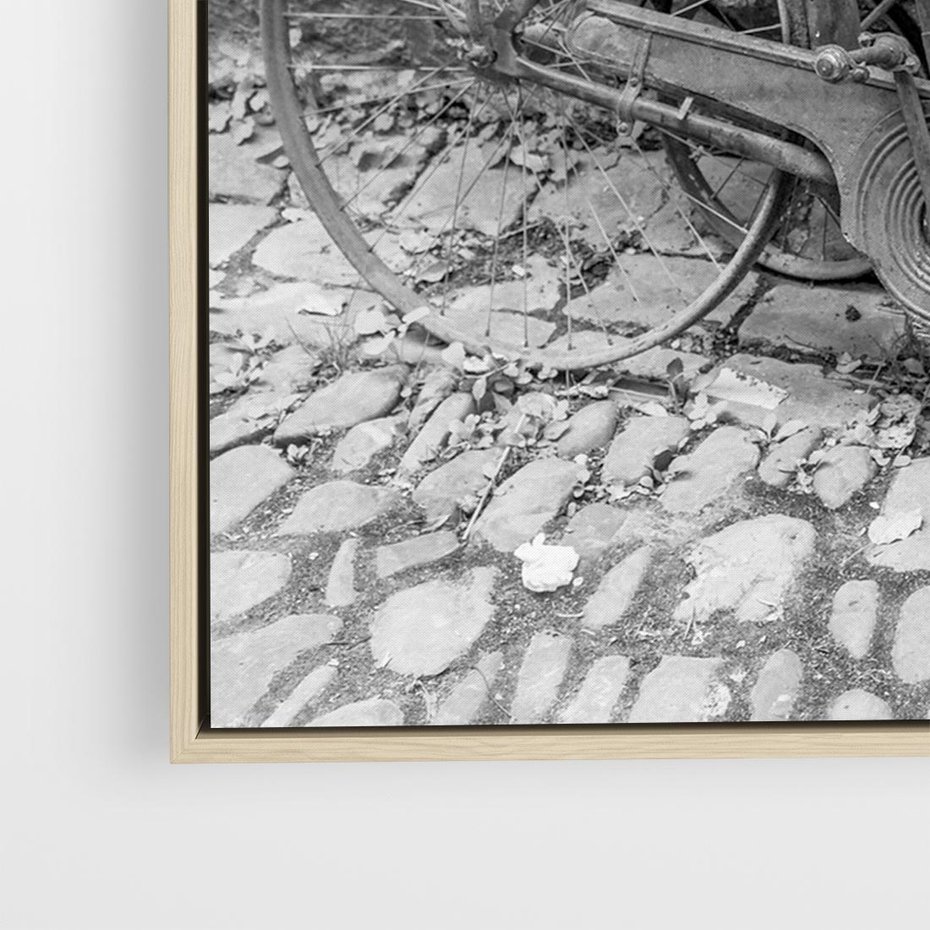 Obraz w ramie 120x80 - Zapomniany Urok - czarno biała fotografia, stary rower oparty o mur - rama drewno