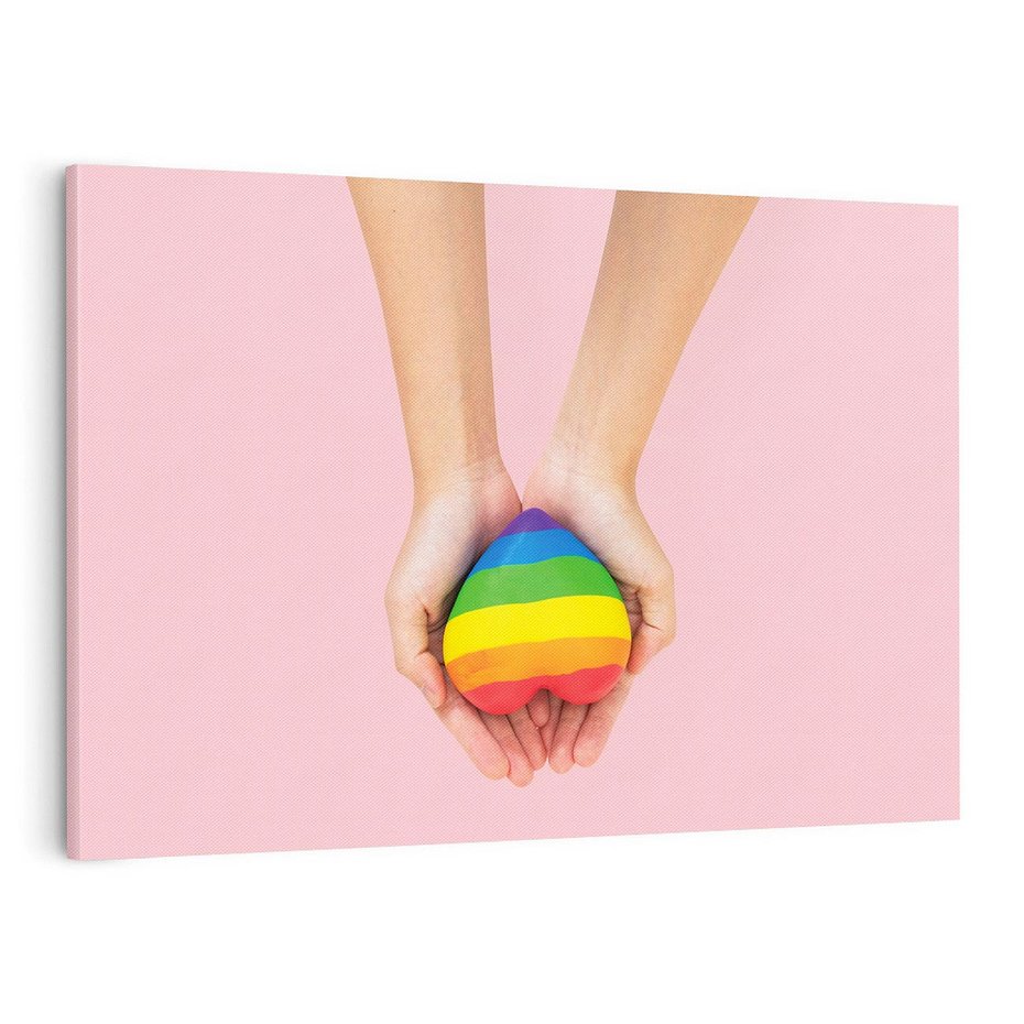 Obraz na płótnie 120x80 - Miłość na Dłoniach - zdjęcie, dłonie trzymają ulepione tęczowe serce