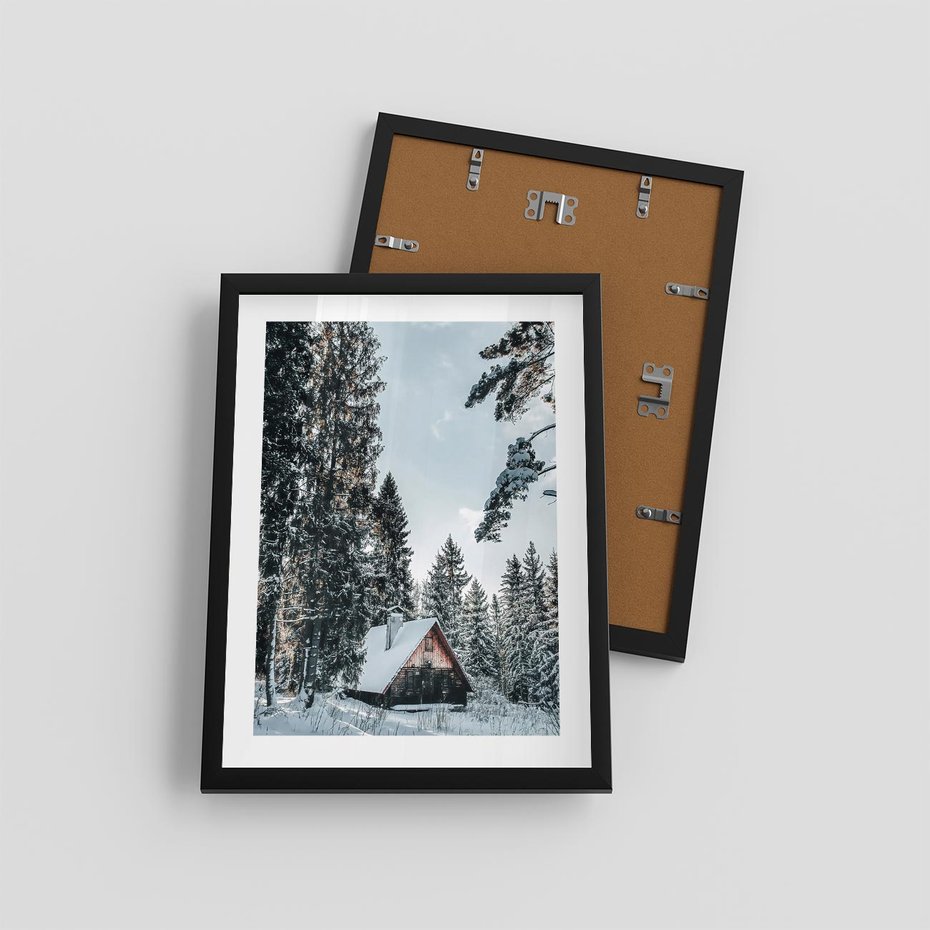 Plakat w ramie 30x40 - Górska Uroda Zimą: Dom w Śniegu - domek w górach, zima - rama czarna