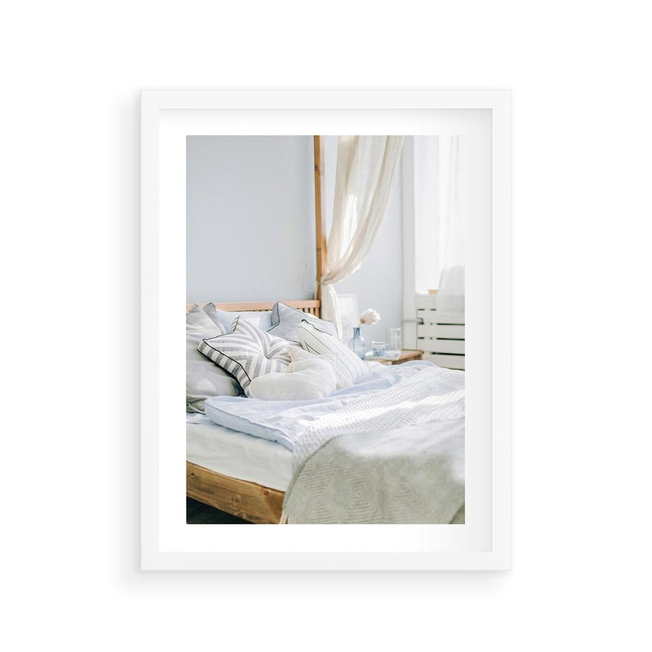 Plakat w ramie 30x40 - Relaks w Sypialni: Jasne Kolory - zdjęcie sypialni, łóżko - rama biała