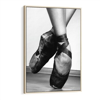 Obraz w ramie 70x100 - Taniec Zmysłów - artystyczne zdjęcie, odcienie szarości - rama drewno