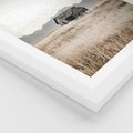 Plakat w ramie 50x70 - Wiejska Idylla - stary drewniany dom w polu suchej trawy, fotografia - rama biała