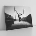 Obraz na płótnie 120x80 - Beztroska Chwila - czarno biała fotografia, mężczyzna wesoło wskakuje do keziora w górach