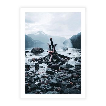 Plakat bez ramy 21x30 - To ujęcie jeziora w górach z zgaszonym ogniskiem nad brzegiem, tworząc atmosferę spokoju i refleksji w otoczeniu przyrody. - jezioro w górach, zgaszone ognisko