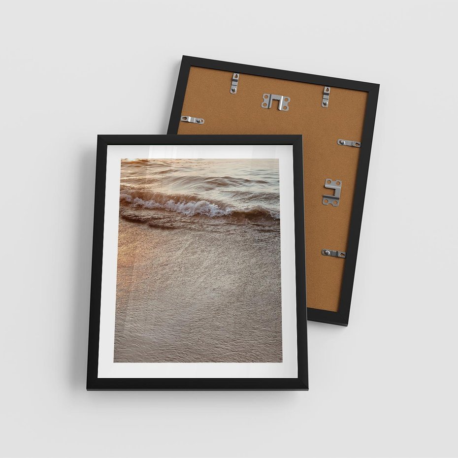 Plakat w ramie 40x50 - Spokój Morza: Fale na Plaży - fale, morze - rama czarna