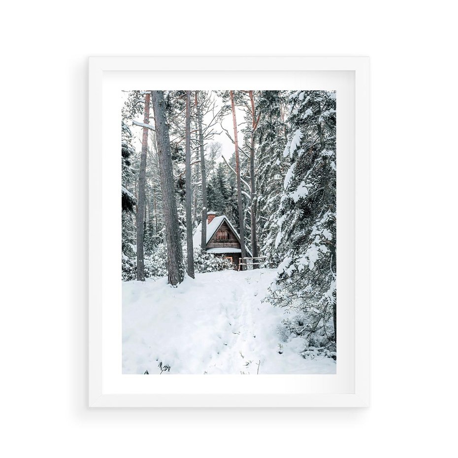 Plakat w ramie 40x50 - Spokój Zimowej Przygody w Lesie - domek w górach w lesie, zima - rama biała
