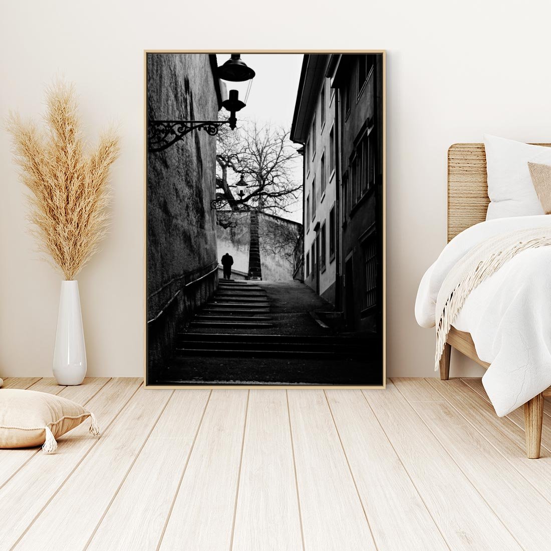 Obraz w ramie 50x70 - Ukryta Uliczka - czarno białe zdjęcie, schody - rama drewno