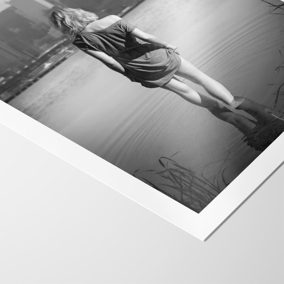 Plakat bez ramy 21x30 - Kapiel w Mieście - czarno białe zdjęcie, kobieta wchodzi do wody