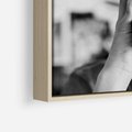 Obraz w ramie 100x70 - Mężczyzna za Aparatem - czarno białe zdjęcie, portret - rama drewno