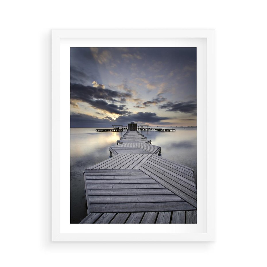 Plakat w ramie 50x70 - Spokój nad Jeziorem - pomost, jezioro - rama biała
