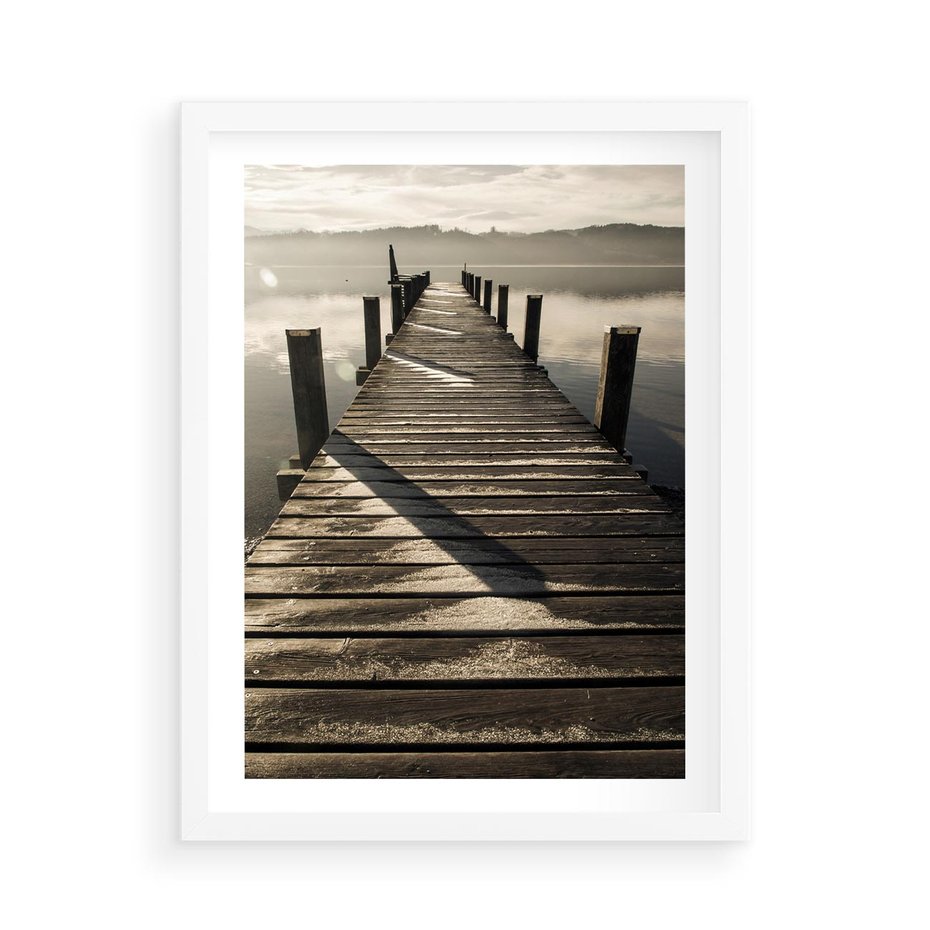 Plakat w ramie 50x70 - Pomost nad jeziorem - pomost, jezioro - rama biała