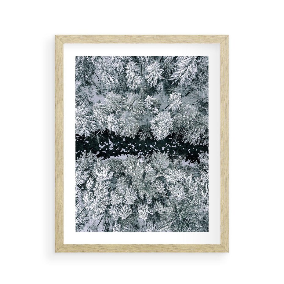 Plakat w ramie 40x50 - Zimowy Krajobraz z Góry - zdjęcie z góry, zaśnieżony las i zamarznięty strumyk - rama drewno