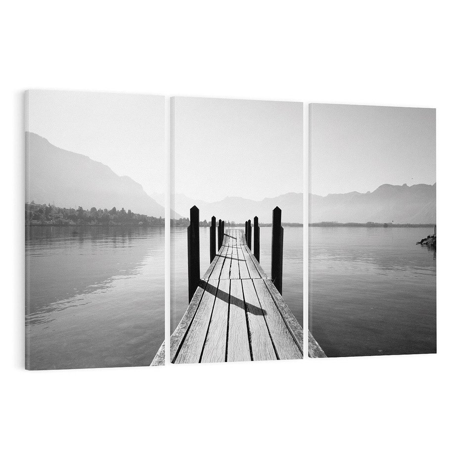 Obraz na płótnie 120x80 - Spokojna Przystań - czarno biała fotografia, drewniany pomost na jeziorze