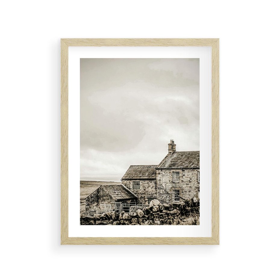 Plakat w ramie 30x40 - Kamienny Dom w Odcieniach Sepii - stary kamienny dom, odcienie sepii - rama drewno