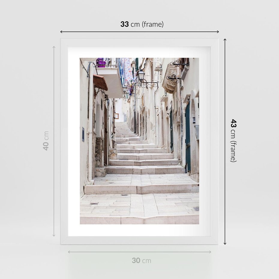 Plakat w ramie 30x40 - Urokliwa uliczka w perspektywie - uliczka, perspektywa - rama biała
