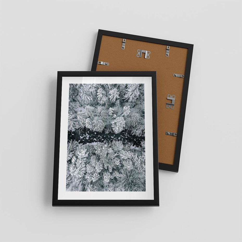 Plakat w ramie 30x40 - Zimowy Krajobraz z Góry - zdjęcie z góry, zaśnieżony las i zamarznięty strumyk - rama czarna