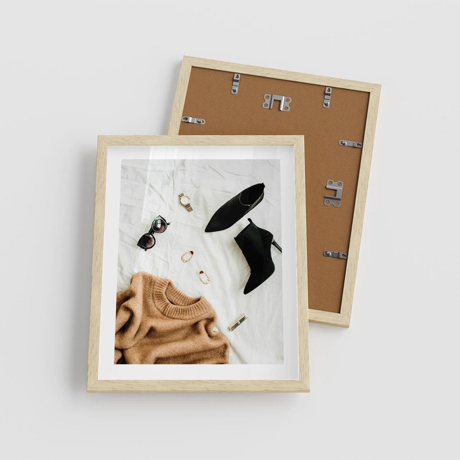 Plakat w ramie 40x50 - Styl i Klasyka - modowa fotografia, sweter - rama drewno