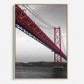 Obraz w ramie 80x120 - Majestatyczny Most - czarno biała fotografia, czerwony stalowy most nad rzeką - rama drewno