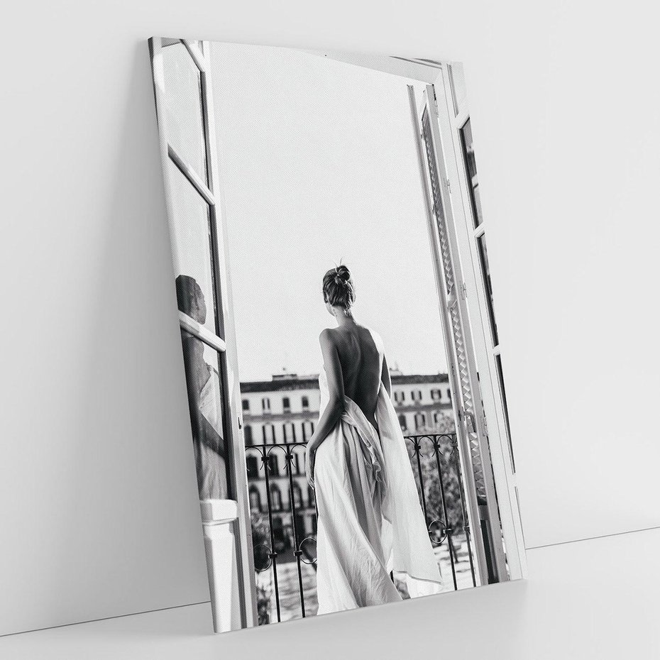 Obraz na płótnie 80x120 - Poranki w Paryżu - czarno białe zdjęcie, kobieta w prześcieradle na balkonie