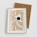 Plakat w ramie 50x70 - Eksploracja Abstrakcji - beżowa absrakcyjna kompozycja, czarny akcent - rama drewno