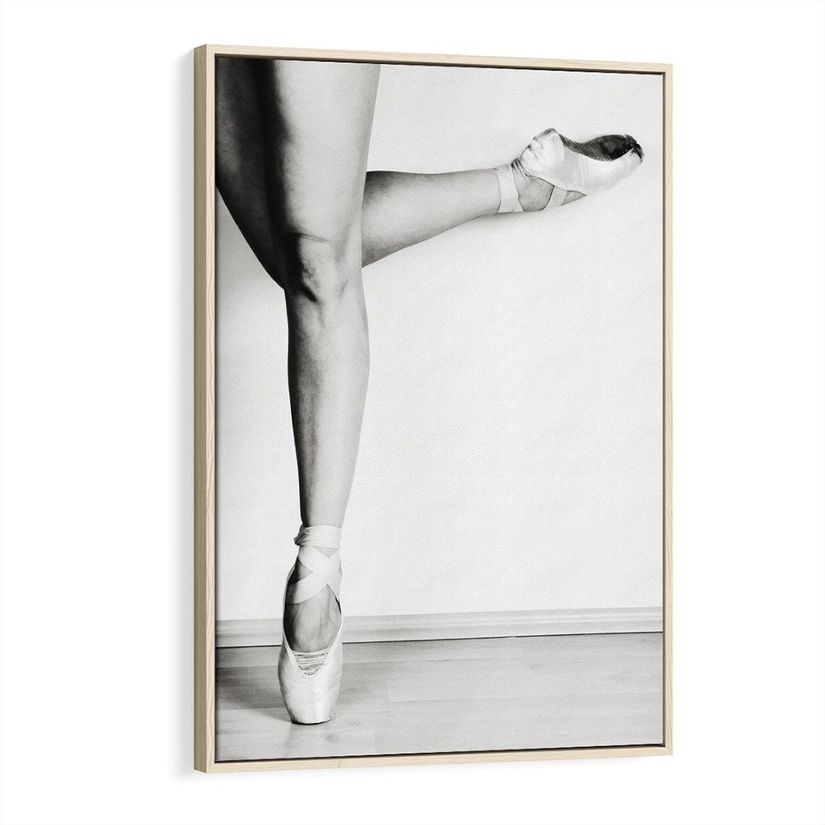 Obraz w ramie 70x100 - Tańcząca Delikatność - artystyczne zdjęcie, odcienie szarości - rama drewno