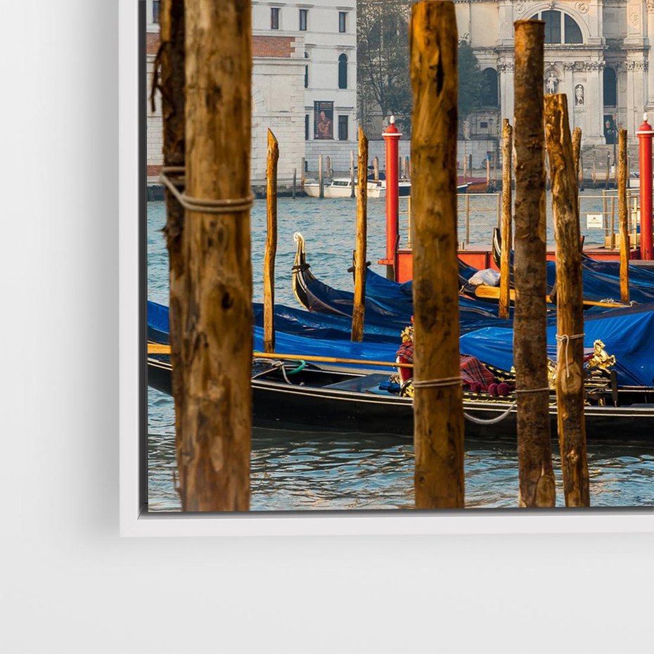 Obraz w ramie 80x80 - Urok Wenecji - fotografia, przystań w Wenecji - rama biała