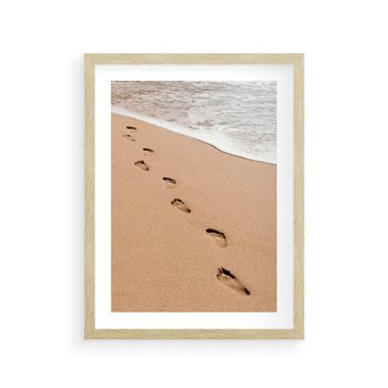 Plakat w ramie 40x50 - Ślady Stóp na Plaży: Spacer nad Morzem - plaża, ślady stóp na piasku - rama drewno