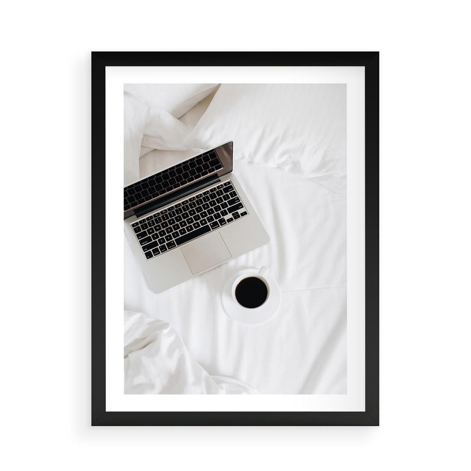 Plakat w ramie 50x70 - Relaks w Łóżku: Kawa i Laptop w Pościeli - komputer, na łóżku - rama czarna